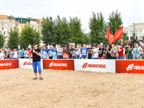 Жаркий хоккей: в Омске состоялся третий "Кубок Авангарда" по хоккею на песке