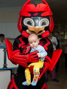 "Авангард" в гостях у юных болельщиков Омской областной клинической больницы