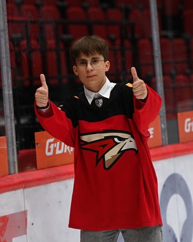 Массовые катания для 75 первых покупателей абонементов на матчи «Авангарда» в сезоне 2025/26 с Михаилом Гуляевым