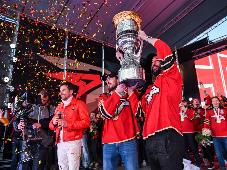 «Авангард» привёз Кубок Гагарина в Омск!