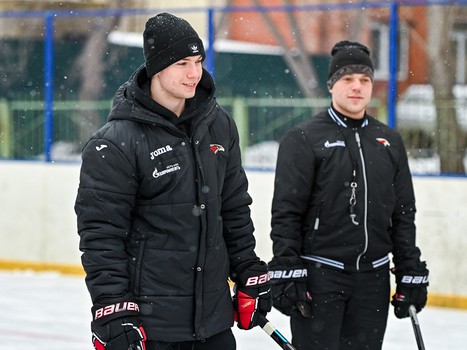 Уроки хоккея проходят в 10 школах Омска