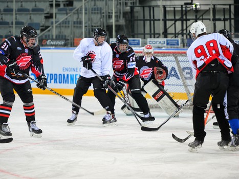 "Офисные Ястребы": вручение игровых свитеров и ледовая тренировка