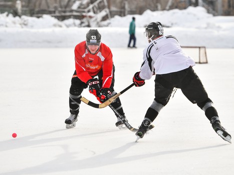 Тренировка "Авангарда" на стадионе "Юность" под открытым небом