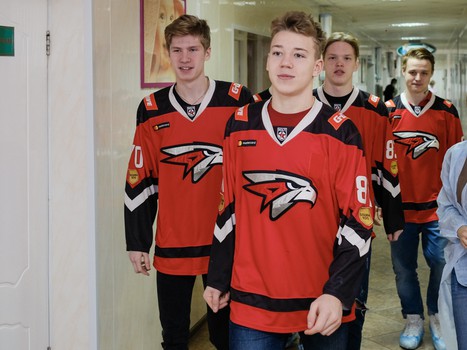 Новогодние подарки для юных болельщиков