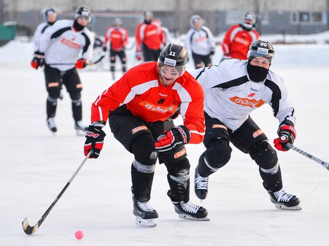 "Авангард" сыграл в хоккей с мячом под открытым небом
