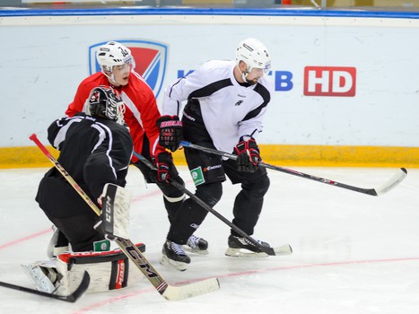 Открытая тренировка "Авангарда" для СМИ перед стартом серии с "Ак Барсом"