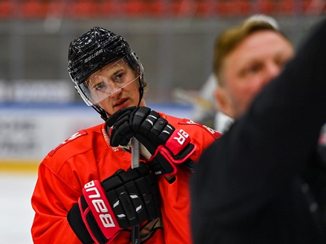 Олег Микульчик на тренировке «Авангарда»