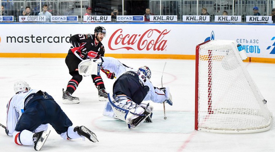 Глухов забивает в пустые ворота после отличной передачи Пьянова!