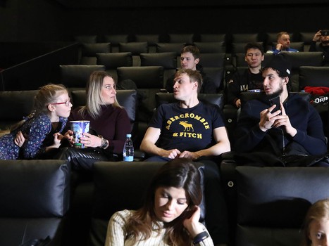 Игроки «Авангарда» посмотрели фильм «Лёд 2»