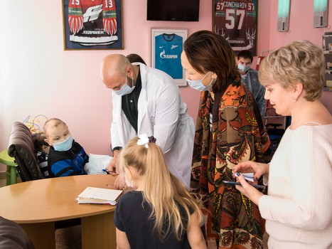 Максим Сушинский в гостях у детей из ОДКБ