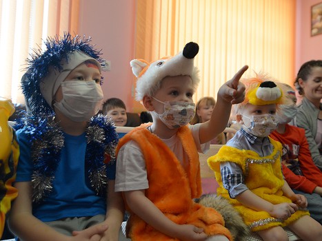 Хоккеисты "Авангарда" поздравили детей из ОДКБ с наступающим Новым годом