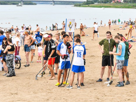 Жаркий хоккей: в Омске состоялся третий "Кубок Авангарда" по хоккею на песке