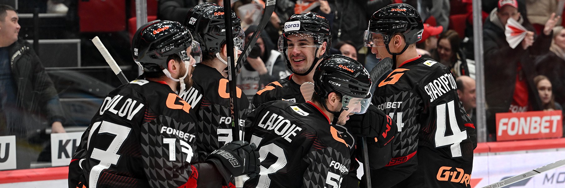 ИГРА В РИТМЕ СЕРДЦА | Победная раздевалка «Авангарда» после матча с «Сибирью» (ВИДЕО)