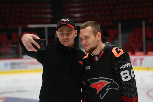 Массовые катания для 75 первых покупателей абонементов на матчи «Авангарда» в сезоне 2025/26 с Михаилом Гуляевым