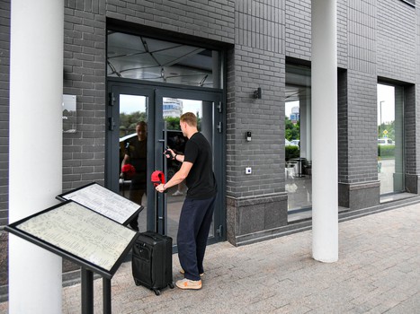 Александр Волков прилетел в Омск