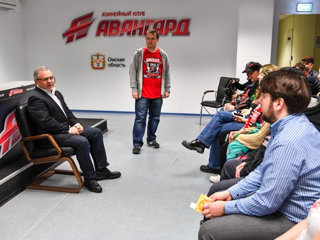 Встреча президента "Авангарда" Владимира Шалаева с болельщиками