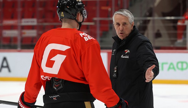 «Мы уже лучше понимаем, что делать» | Боб Хартли и Ярослав Косов перед матчем с «Барысом» (ВИДЕО)