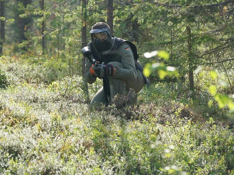 Братья по оружию. Игроки, тренеры и персонал "Авангарда" сыграли в пейнтбол