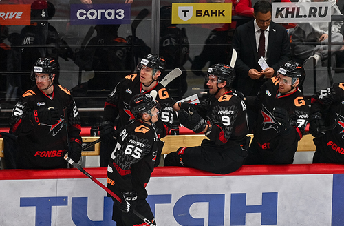 НУЖНО ОСТАВАТЬСЯ НАЧЕКУ | Победная раздевалка «Авангарда» после матча с «Адмиралом»