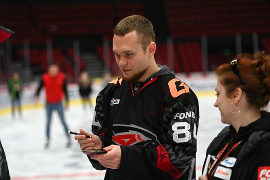 Массовые катания для 75 первых покупателей абонементов на матчи «Авангарда» в сезоне 2025/26 с Михаилом Гуляевым