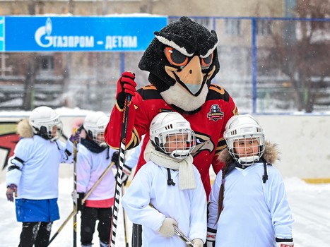 Уроки хоккея проходят в 10 школах Омска