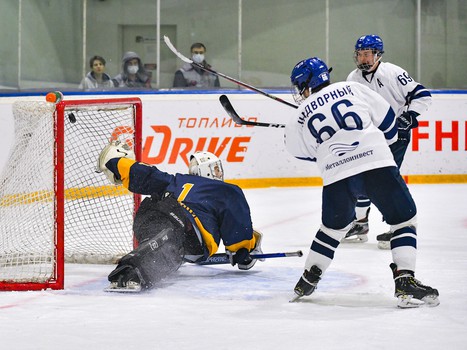 Четвёртый игровой день финала Первенства ЮХЛ в Омске