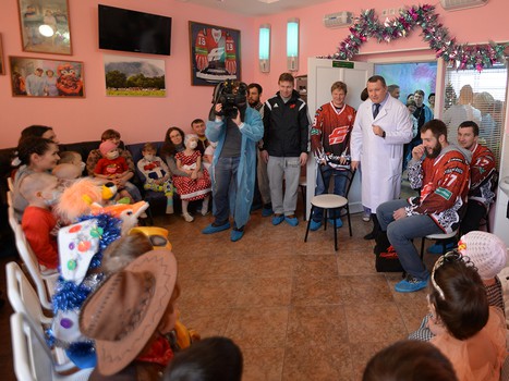 Хоккеисты "Авангарда" поздравили детей из ОДКБ с наступающим Новым годом