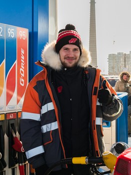 Хоккеисты "Авангарда" сыграли с омичами в настольный хоккей и поработали на заправке