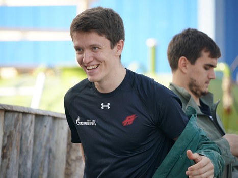 Братья по оружию. Игроки, тренеры и персонал "Авангарда" сыграли в пейнтбол