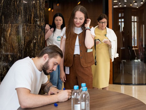 Договорённость о продлении контракта и автограф-сессия Семёна Чистякова в «Айсорс»