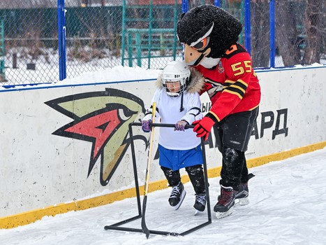 Уроки хоккея проходят в 10 школах Омска