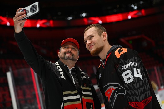 Массовые катания для 75 первых покупателей абонементов на матчи «Авангарда» в сезоне 2025/26 с Михаилом Гуляевым