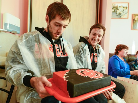 Сумманен, Калинин и Гончаров в гостях у юных пациентов ОДКБ