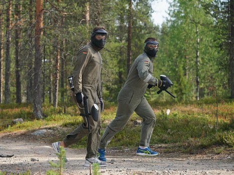 Братья по оружию. Игроки, тренеры и персонал "Авангарда" сыграли в пейнтбол