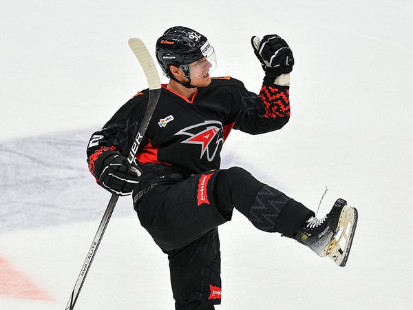 НЕ ОДНИ ДОМА | Победная раздевалка «Авангарда» после матча с «Нефтехимиком» (ВИДЕО)