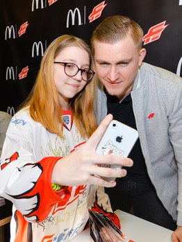 Автограф-сессия игроков "Авангарда" в "Макдоналдс"