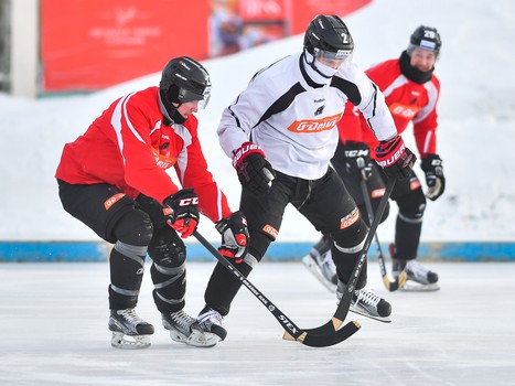 Тренировка "Авангарда" на стадионе "Юность" под открытым небом