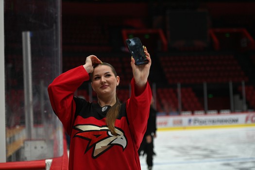 Массовые катания для 75 первых покупателей абонементов на матчи «Авангарда» в сезоне 2025/26 с Михаилом Гуляевым