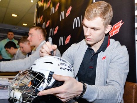 Автограф-сессия игроков "Авангарда" в "Макдоналдс"