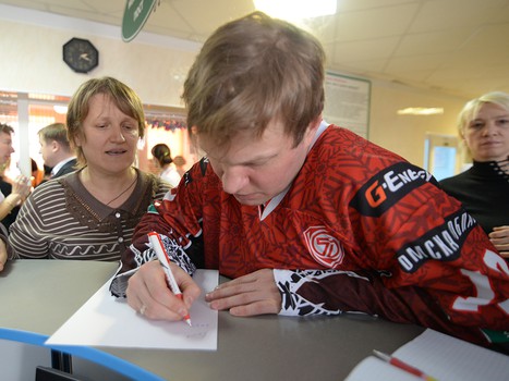 Хоккеисты "Авангарда" поздравили детей из ОДКБ с наступающим Новым годом