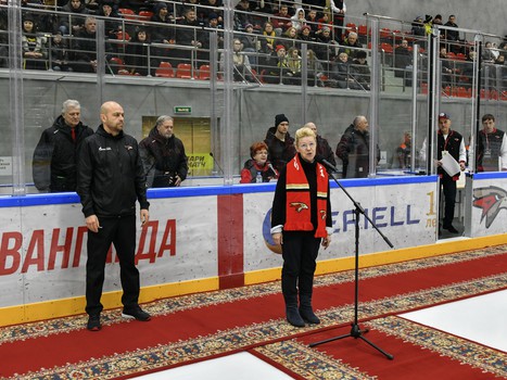 Елена Мизулина в Хоккейной Академии «Авангард»