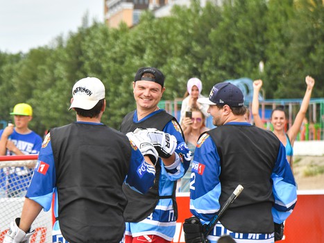 Жаркий хоккей: в Омске состоялся третий "Кубок Авангарда" по хоккею на песке