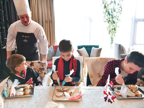 Подарки команде от Клуба юного болельщика "Авангарда"