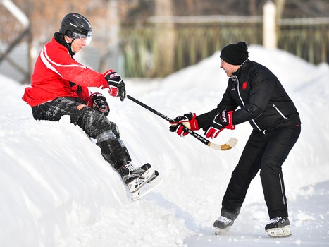 Тренировка "Авангарда" на стадионе "Юность" под открытым небом