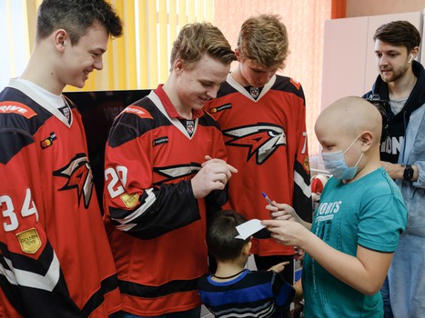 Новогодние подарки для юных болельщиков