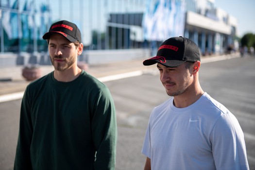 Джозеф Чеккони и Эндрю Потуральски прилетели в Омск