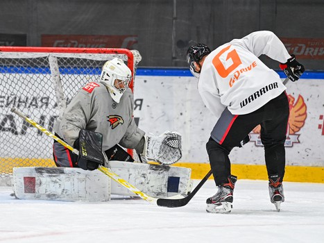 Олег Микульчик на тренировке «Авангарда»