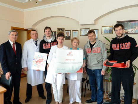 Сумманен, Калинин и Гончаров в гостях у юных пациентов ОДКБ