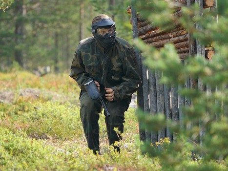 Братья по оружию. Игроки, тренеры и персонал "Авангарда" сыграли в пейнтбол