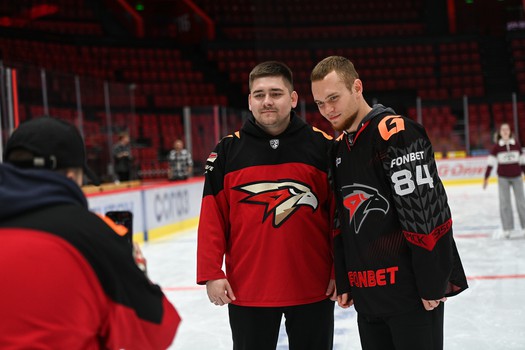 Массовые катания для 75 первых покупателей абонементов на матчи «Авангарда» в сезоне 2025/26 с Михаилом Гуляевым